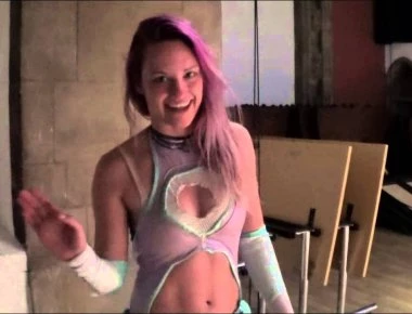 Μοντέλο της Vogue δείχνει τα χτυπήματα από το συντρόφό της και δηλώνει: «Με ανάγκασε να φάω ένα χαρτονόμισμα» (φωτο)